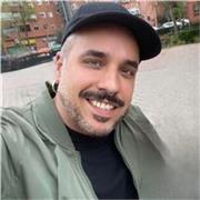 Soy cantautor, productor y vocal coach Mentor de artistas. Te ayudo a poner orden en tu estrategia y a mejorar tu técnica.
