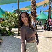 Profesora de apoyo escolar en clase para niños (6-12 años de edad) de forma presencial