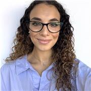 Ragazza di 24 anni diplomata in lingue al Liceo Linguistico