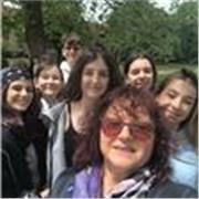 Profesora con mas de 25 anos de experiencia ayda a los alumnos para entender esa materia que les parece muy complicada y dificil.