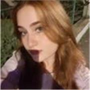 Studentessa offre aiuto nei compiti
