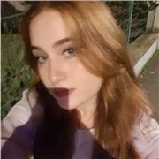 Studentessa offre aiuto nei compiti