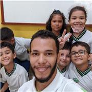 Professor de Inglês com experiência em dar aulas para ensino infantil e reforço escolar