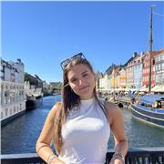 Diplomata al liceo linguistico, offro: - Aiuto compiti per studenti di elementari e medie - Ripetizioni per medie e superiori in