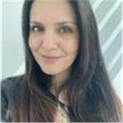 Profesional da clases de matemáticas para niños de educación básica
