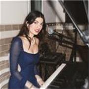 Sono una performer con studi linguistici e da anni aiuto ragazzi e adulti a trovare il metodo di studio efficace e adatto a loro