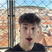 Vorrei insegnare soprattutto a ragazzi giovani , visto che sarei un insegnante giovane.