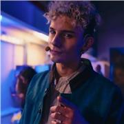 Offro lezioni a studenti che desiderano immergersi nel mondo della chitarra e della musica, mettendo a disposizione la mia passione e la mia esperienza per accompagnarli lungo la strada per raggiungere i loro obiettivi!