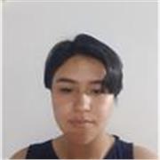 estudiante universitaria que enseña Filosofía, politica, historia para estudiantes de bachillerato