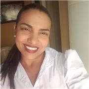 Profesora en psicología imparte clase a niños de todas las edades