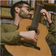 Laureato al conservatorio in chitarra classica impartisce lezioni di chitarra, per tutte le età e livelli