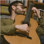Laureato al conservatorio in chitarra classica impartisce lezioni di chitarra, per tutte le età e livelli