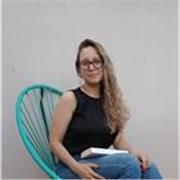 Profesora de Lengua imparte clases de apoyo para estudiantes secundarios y universitarios