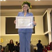 Laureata in Architettura, impartisce lezioni di storia dell'arte a ragazzi di scuole medie e superiori