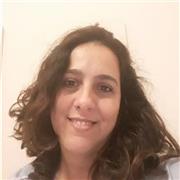 Profesora de inglés imparte clases a niños de nivel preescolar y primario