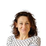 Designeuse graphique depuis 25 ans ; j'aime rendre efficace la créativité des jeunes pour répondre à la demande du marché.