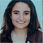 Profesora que imparte clases de matemáticas al nivel de primaria