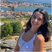 Soy una persona muy trabajadora, optimista, simpática, risueña…Considero que tengo mucha mano con los niños y soy muy paciente. 