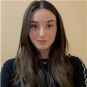 Pedagogista impartisce lezioni di materie umanistiche per studenti del liceo