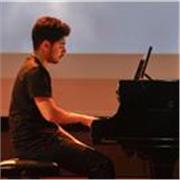 Mi chiamo Simone Russo ho 22 anni e suono il (pianoforte) anni . Ho fatto diversi corsi, masterclass e concorsi . Ho fatto lezioni private con maestri come Savio Tucci, Nunzio Aprile. Lezioni in Via Padre Ardelio della Bella 39