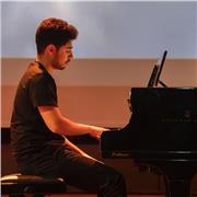 Mi chiamo Simone Russo ho 22 anni e suono il (pianoforte) anni . Ho fatto diversi corsi, masterclass e concorsi . Ho fatto lezioni private con maestri come Savio Tucci, Nunzio Aprile. Lezioni in Viale Ignazio d’Added