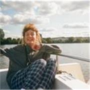 Professeure d'arts appliqués, et de développement créatif, je suis disponible pour vous aider à construire votre bagage artistique