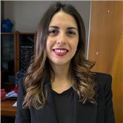 Dottoranda in biologia che impartisce lezioni su diverse materie dell'ambito scientifico a differenti età