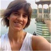 Profesora de ashtanga yoga para principiantes. Adapto cada clase a tu cuerpo y tu momento — sin forzar, sin comparar