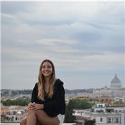 Profesora de Arquitectura y diseño de interiores. Titulación superior en arquitectura, urbanismo y diseño.