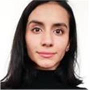 Profesor se español imparte clases a niños de todas las edades