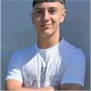 Joven con facilidad para enseñar, empático y paciente 