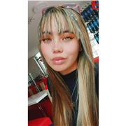 Profesora de español nativo brinda aprendizaje a niños y niñas de primera infancia con la realización de sus tareas