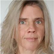 Kinderfreundliche Deutsch-Tutorin im Onlineunterricht für alle Grundschulklassen