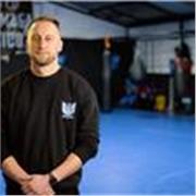 Instructor europeo de defensa personal y Krav Maga certificado bajo el sistema United Krav Maga