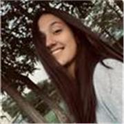 studentessa di mediazione linguistica impartisce lezione di inglese e tedesco
