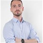 Praticante avvocato internazionale impartisce lezioni di diritto finalizzate a creare un metodo di studio o al completamento della tesi