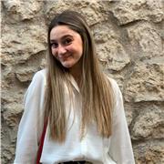 Profesora de inglés imparte clases a niños de cualquier curso