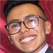 Profesor de apoyo escolar en clases para niños de forma remota