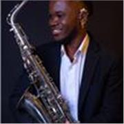 professeur particulier donne cours de musique ( initiation , langage ) au saxophone