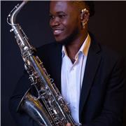 professeur particulier donne cours de musique ( initiation , langage ) au saxophone
