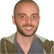 Laureando competente in matematica e fisica impartisce lezione di matematica e fisica a ragazzi di liceo e istituti tecnici
