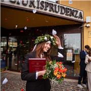 Laureata in Giurisprudenza con lode e aspirante magistrato, offro lezioni private in tutte le materie giuridiche ed umanistiche