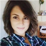 Docente di diritto impartisce lezioni di diritto ed economia per studenti delle scuole superiori