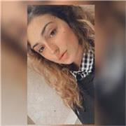 Ragazza diplomata in lingue straniere, impartisce lezioni di inglese o spagnolo a ragazzi di scuola elementare, media e superiore
