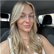 Soy una alumna de tercer año de economía internacional de la Pompeu Fabra. Tengo matrícula de honor en bachillerato en economía.