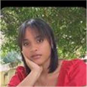 Hablante nativa ofrece conversaciones en español online para practicar fluidez y expresiones reales.