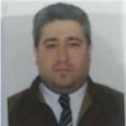 Profesor de musica que imparte clases a niños