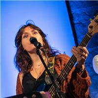Musicista donna poli-strumentista offre lezioni private di canto, chitarra , basso e contrabbasso !