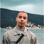 Formado em Humanidades e com master em História, experiência em ensino de 2 anos.