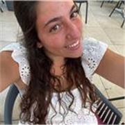 Joven estudiante de enfermería imparte clases de repaso 